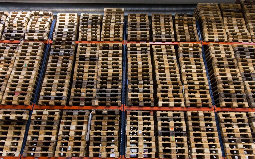 Nové vs. použité palety – jak vybrat správně